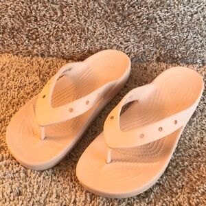 Crocs Women’s Soft Pink Classic 2.0 Flip Flop Thong Sandals size 8